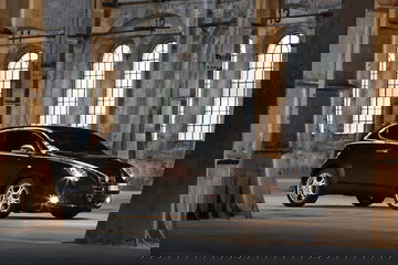 Alfa Romeo MiTo exhibido con elegancia en un entorno industrial.
