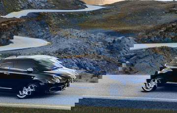 Vista lateral del Alfa Romeo MiTo en un contexto montañoso.