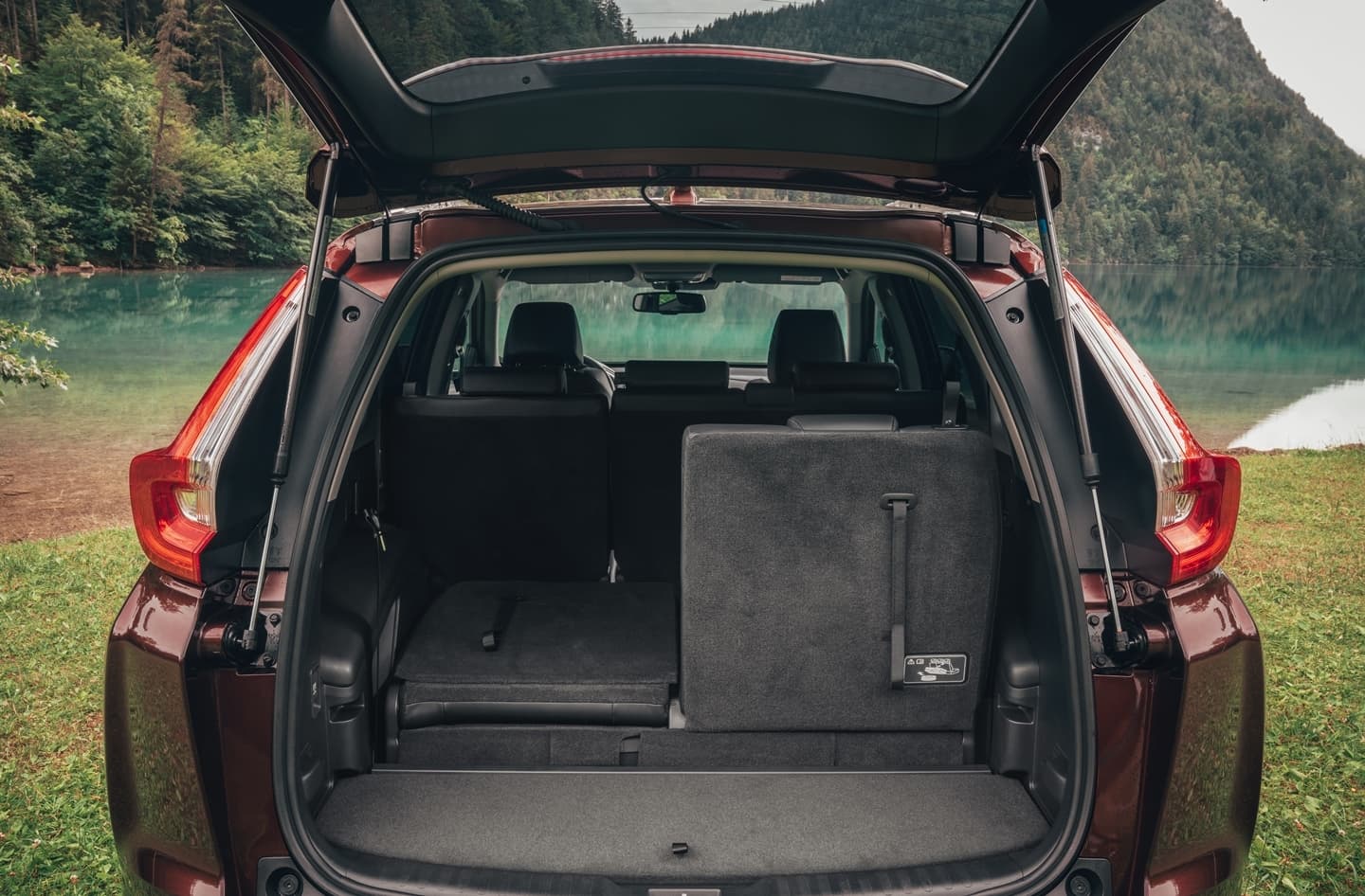 Vista trasera del maletero del Honda CR-V mostrando su capacidad y modularidad.