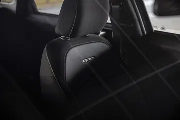 Vista del asiento trasero del Kia Ceed, mostrando el tapizado y acabados.