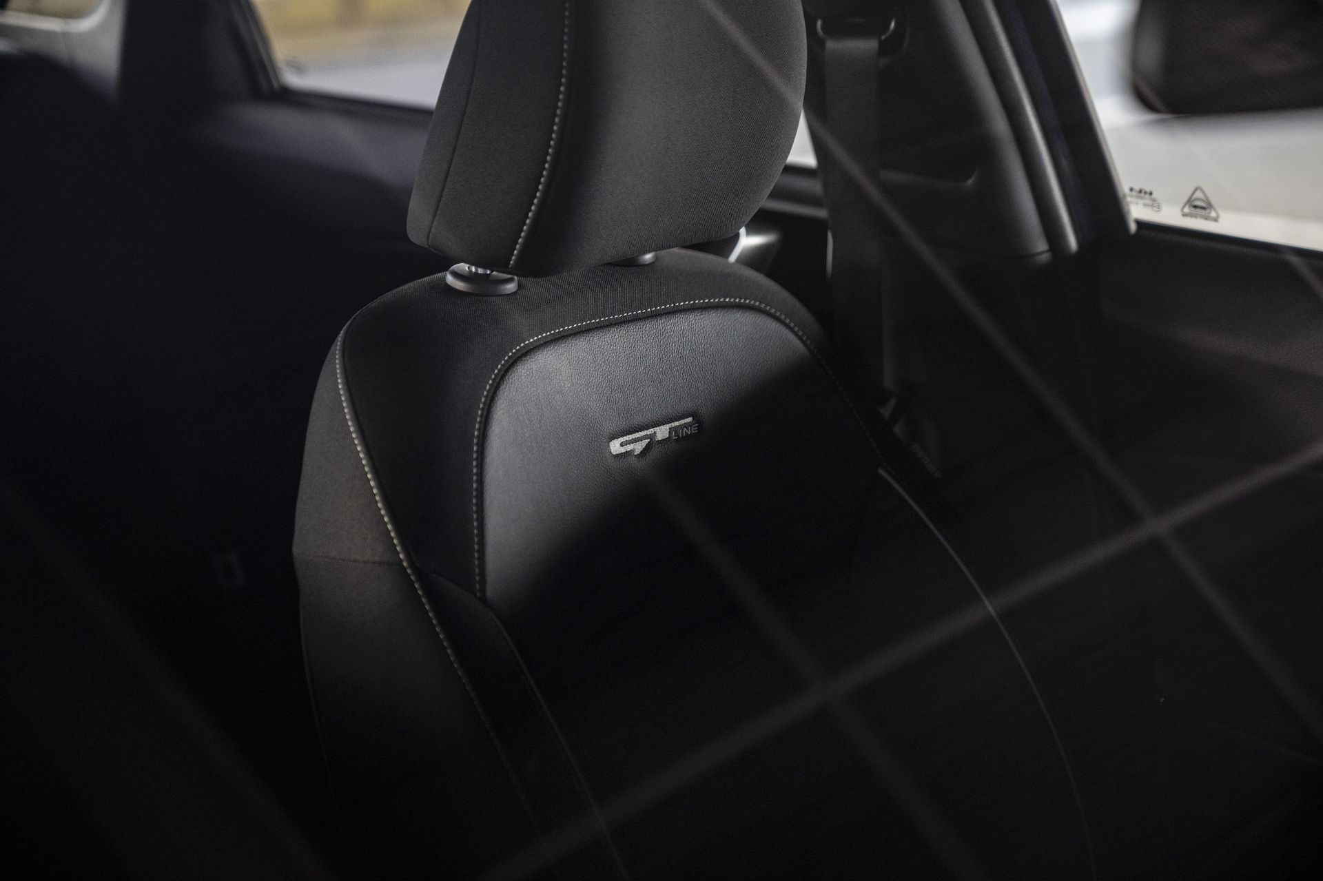 Vista del asiento trasero del Kia Ceed, mostrando el tapizado y acabados.