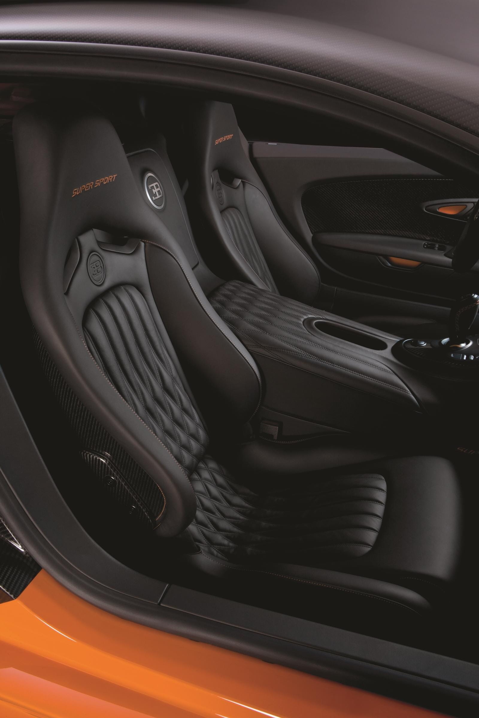 Vista cercana de los asientos de cuero del Bugatti Veyron, mezcla de lujo y rendimiento.