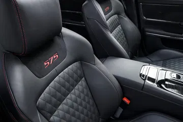 Vista detallada de los asientos de cuero con emblema 'XJ' bordado.