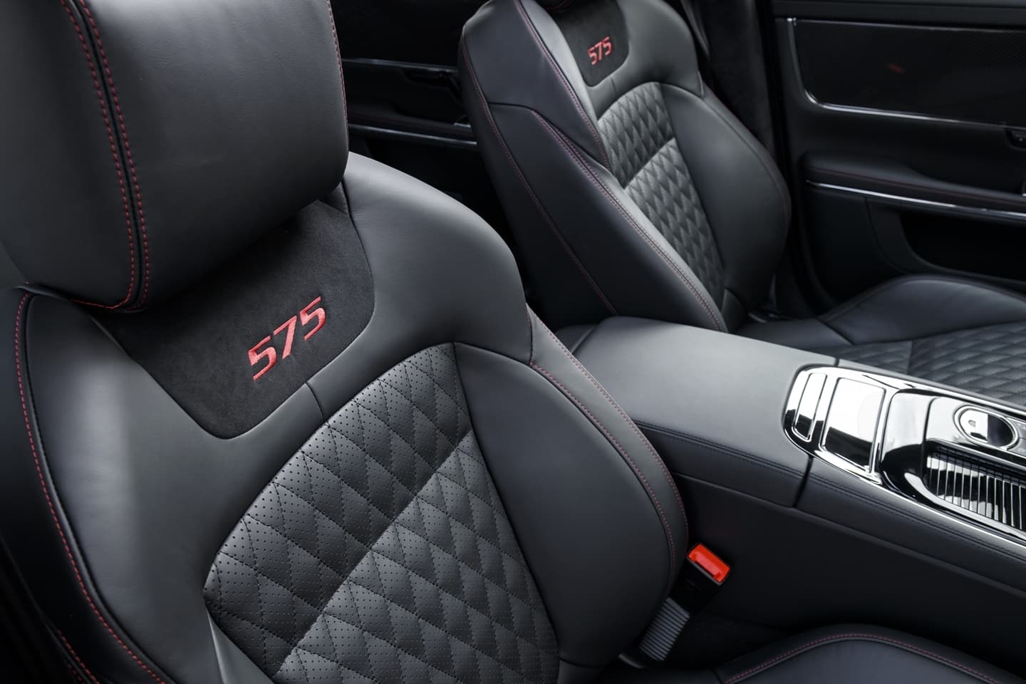 Vista detallada de los asientos de cuero con emblema 'XJ' bordado.