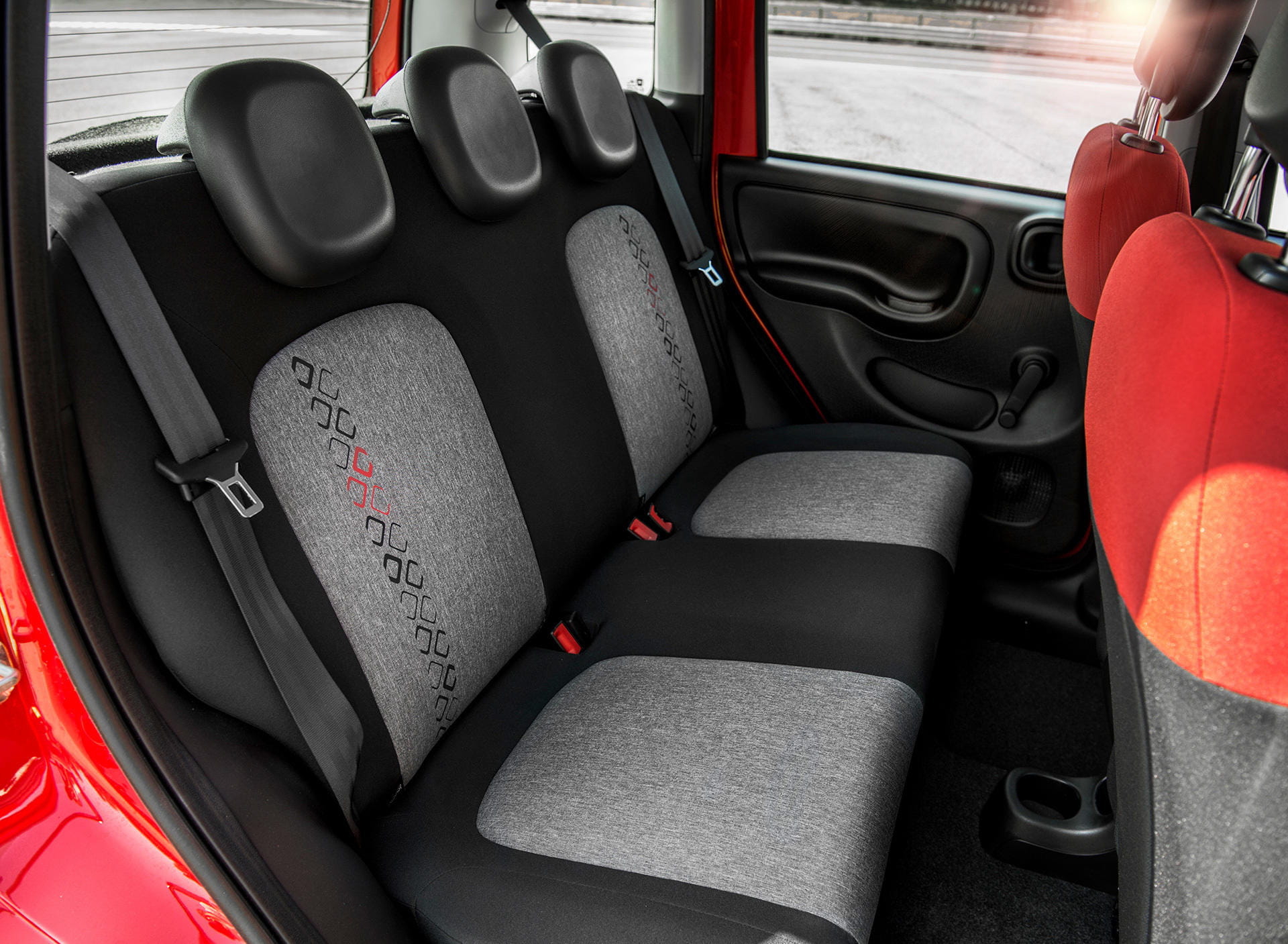 Vista lateral de los asientos del Fiat Panda con tapicería bicolor.