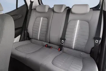 Vista de los asientos traseros del Hyundai i10, destacando su tapicería y espacio.