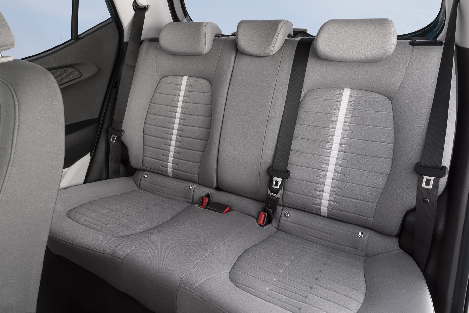 Vista de los asientos traseros del Hyundai i10, destacando su tapicería y espacio.