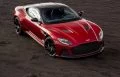 Vista dinámica del Aston Martin DBS Superleggera en rojo destacando su porte agresivo.