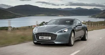 Elegante diseño frontal del Aston Martin Rapide con líneas dinámicas. Elegante diseño frontal del Aston Martin Rapide con líneas dinámicas.