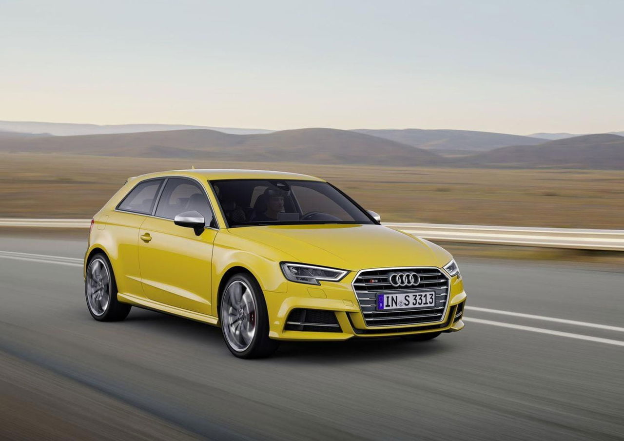 Vista dinámica lateral del Audi A3, destacando su fluidez y diseño aerodinámico.