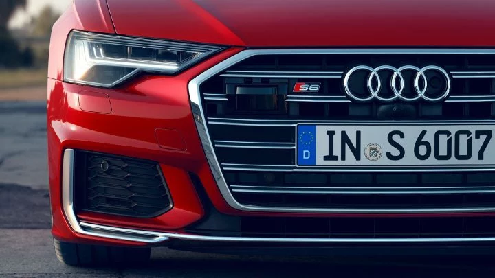 Vista cercana de la parrilla y el distintivo frontal del Audi A6, mostrando su diseño agresivo y elegante.