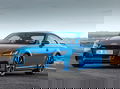 Vista lateral de un Audi TT Coupé en tonalidad azul, exhibiendo su perfil deportivo.