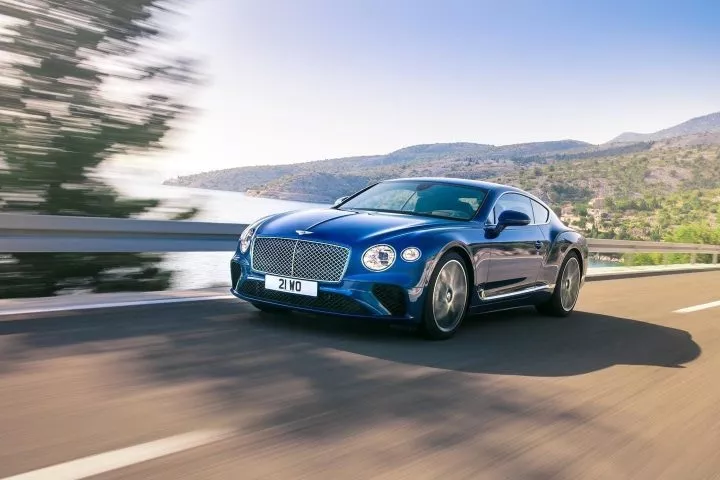 Vista dinámica del Bentley Continental GT en carretera abierta.