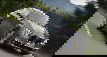 Vista dinámica del BMW Serie 5 GT mostrando su diseño vanguardista.