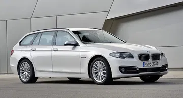 Elegante vista lateral del BMW Serie 5 Touring, realzando su diseño estilizado. Elegante vista lateral del BMW Serie 5 Touring, realzando su diseño estilizado.