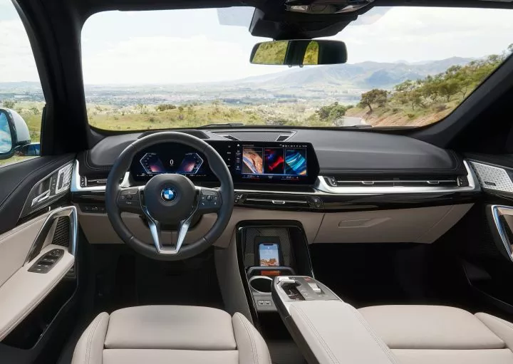 Cabina del conductor del BMW X1 mostrando volante y panel de instrumentos.