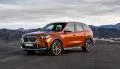 BMW X1 en tonalidad naranja, mostrando su imponente frontal y línea lateral.