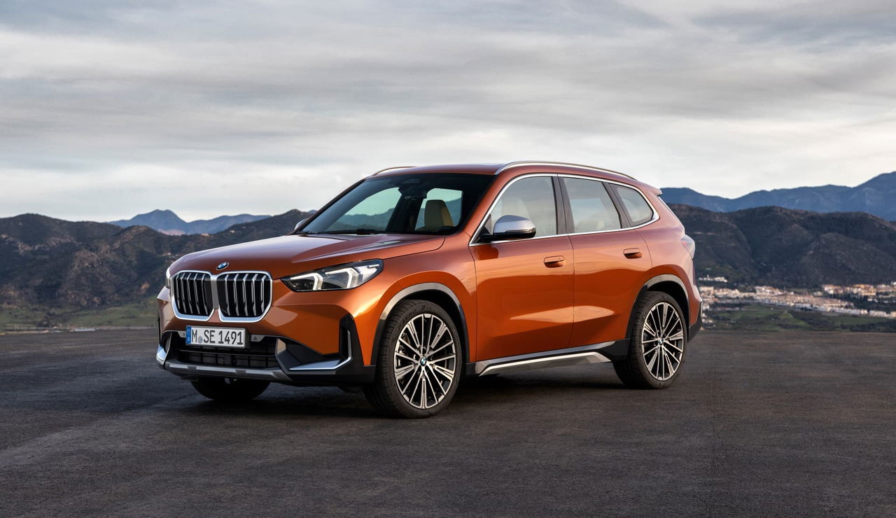 BMW X1 en tonalidad naranja, mostrando su imponente frontal y línea lateral.
