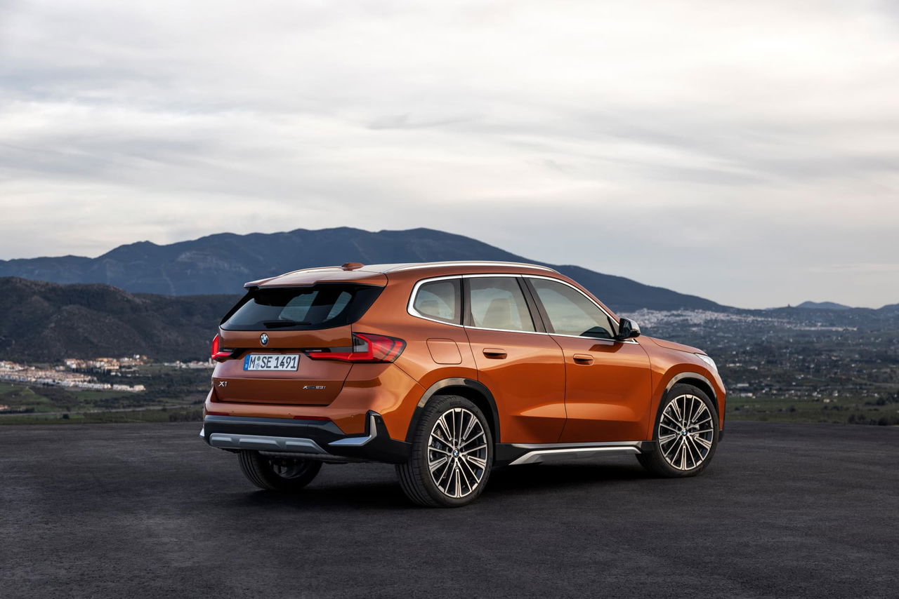 Vista trasera y lateral del BMW X1, destacando su diseño moderno y deportivo.