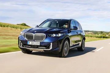 Vista delantera y lateral del BMW X5 mostrando su diseño robusto y deportivo.