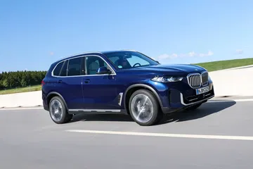 Vista lateral del BMW X5, mostrando su aerodinámica silueta.