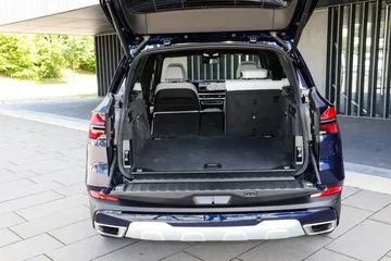 Vista del espacioso maletero del BMW X5 con detalle de acabados