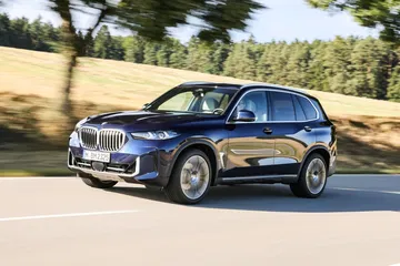 BMW X5 en movimiento captura desde una perspectiva lateral.
