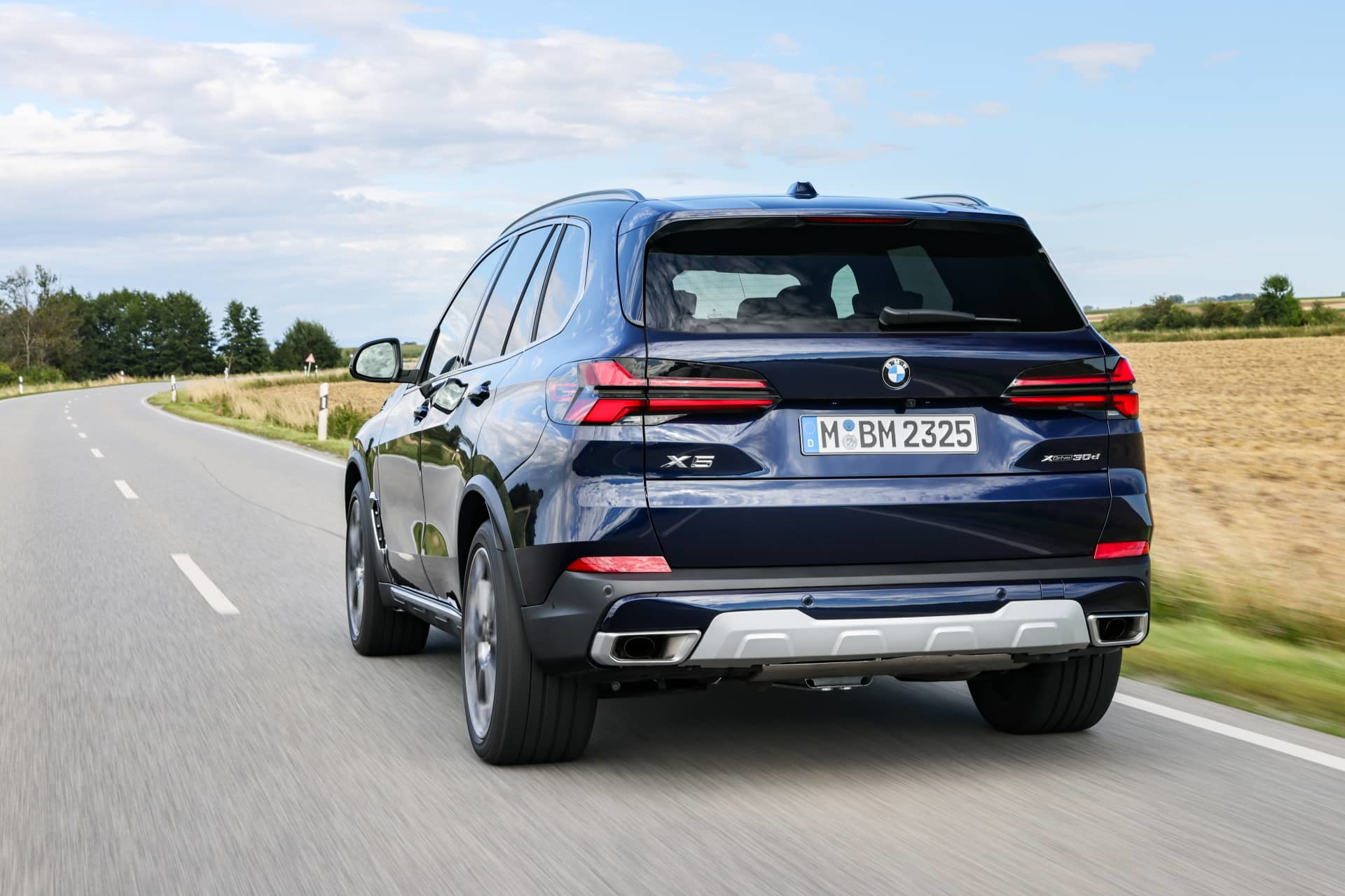 Vista dinámica trasera lateral del BMW X5 en movimiento.