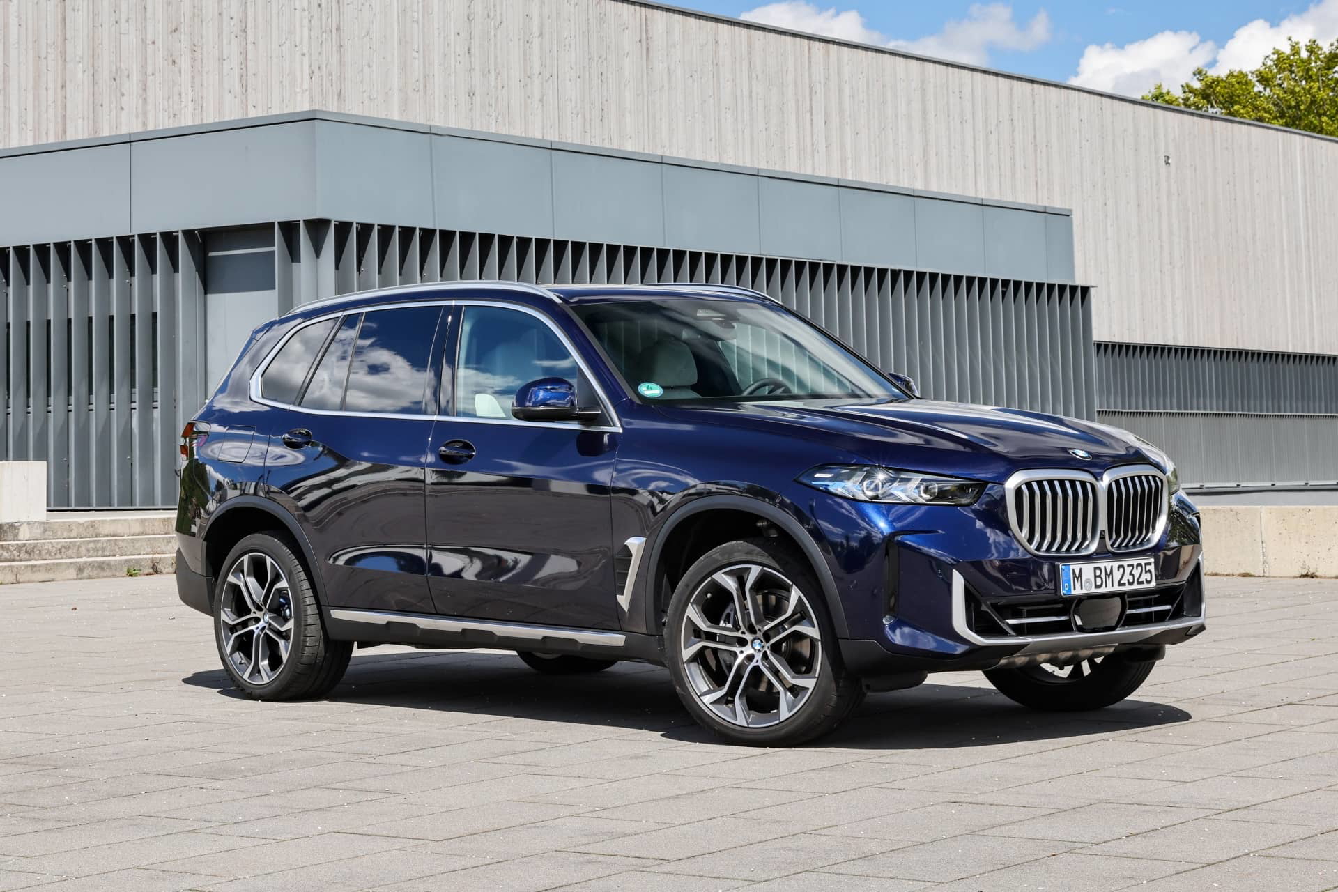 BMW X5 exhibiendo su robusta silueta lateral y frontal característico.