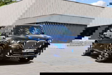 Vista dinámica del BMW X5 mostrando el diseño frontal y lateral.