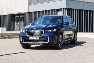 Vista frontal y lateral del BMW X5 mostrando su imponente parrilla.