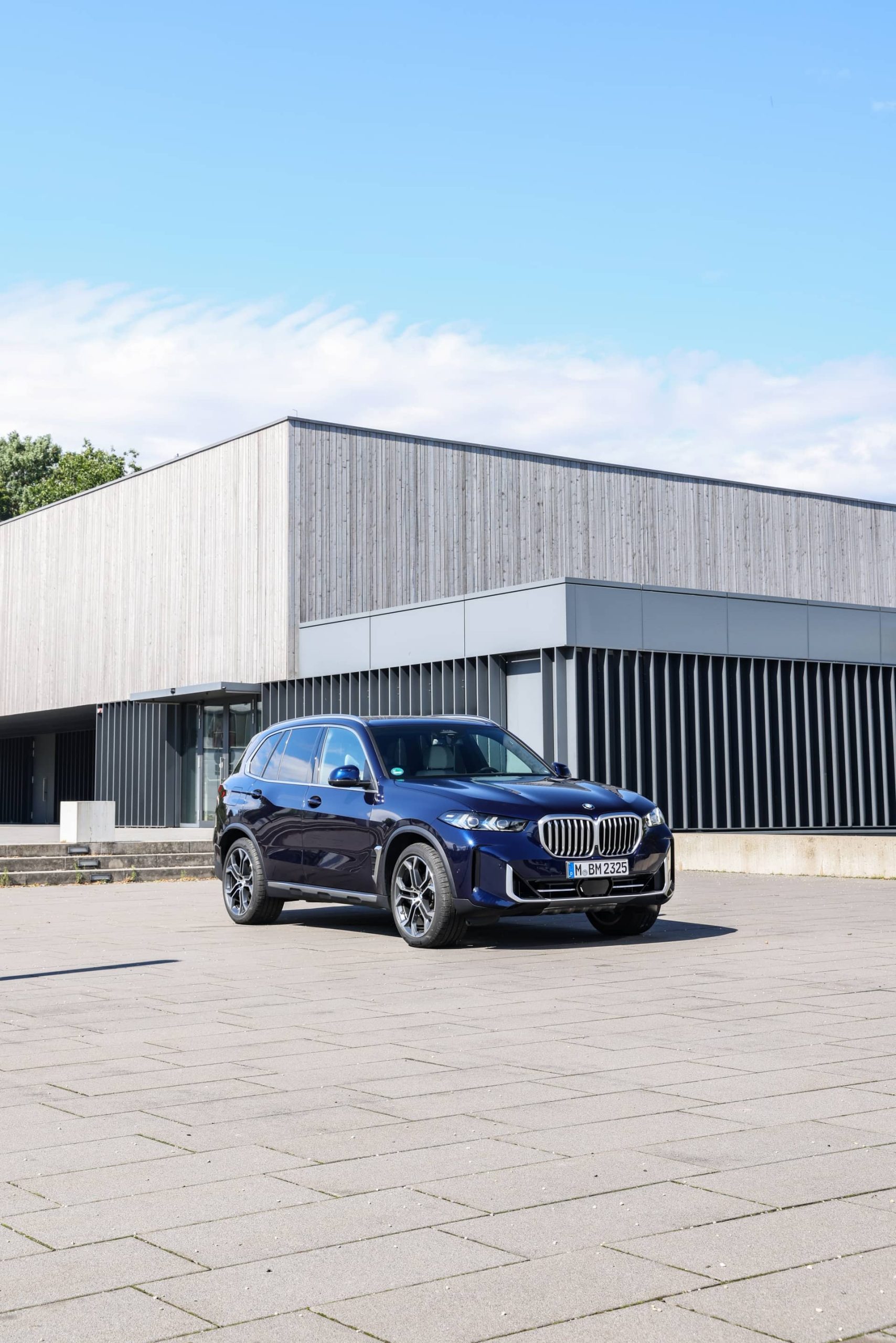Vista angulada que resalta la robustez y diseño del BMW X5.