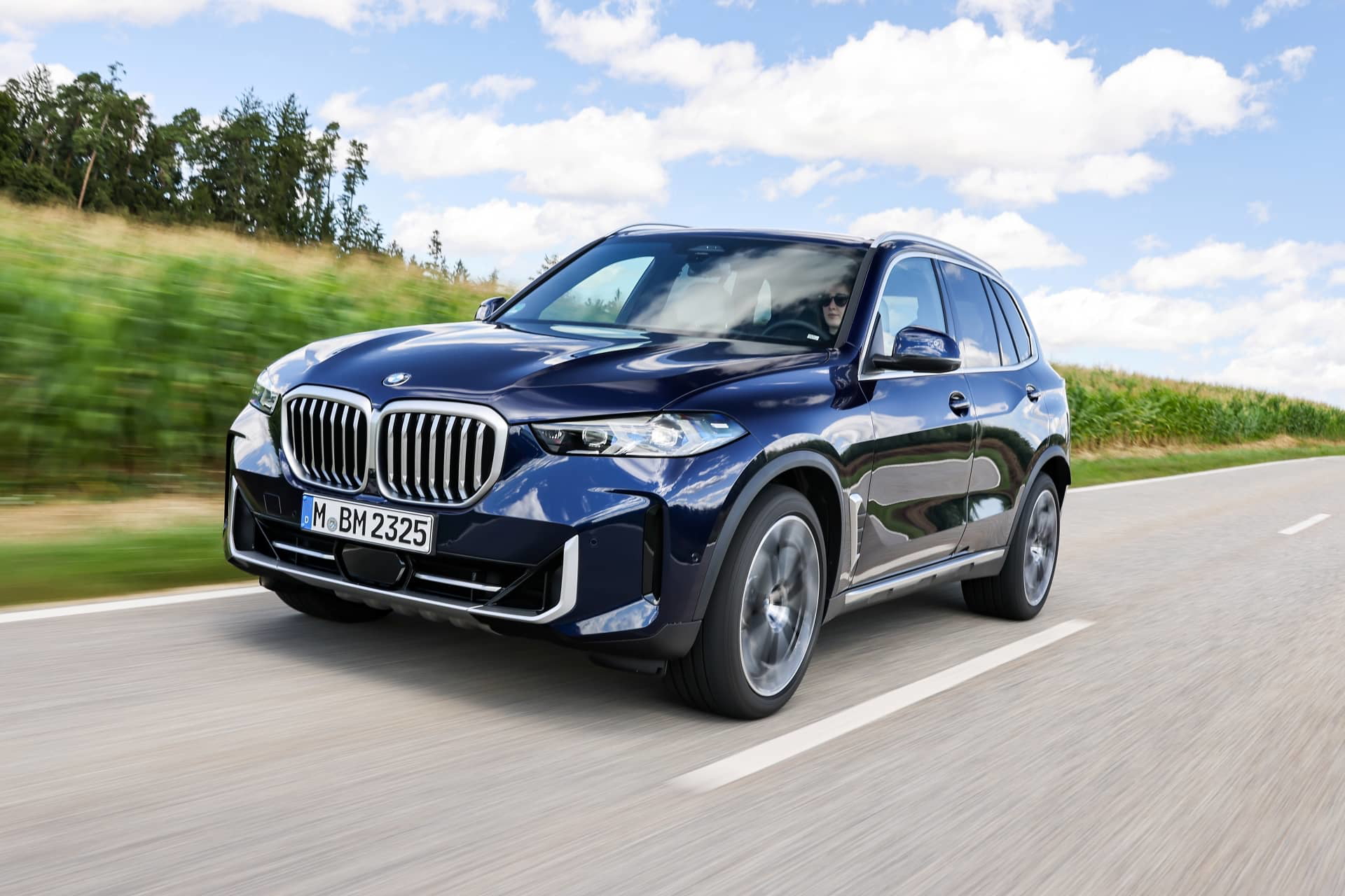 Vista dinámica del BMW X5 destacando su diseño robusto y elegante