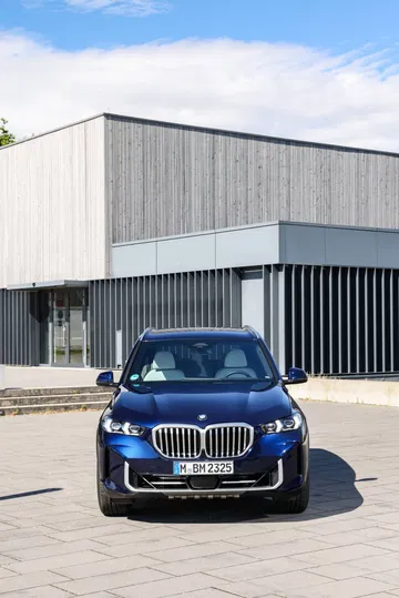 Vista frontal del BMW X5 destacando su parrilla icónica y faros LED.