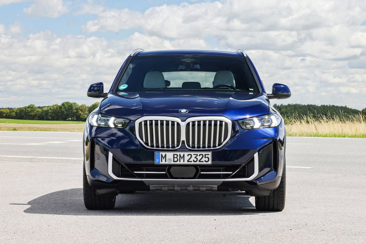 Vista frontal del BMW X5 mostrando su robusta parrilla y faros agresivos