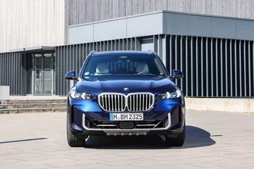 Vista frontal del BMW X5 destacando la parrilla doble característica.