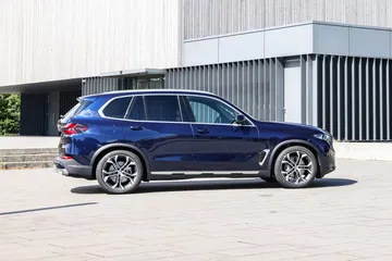 Vista lateral del BMW X5 mostrando su diseño aerodinámico.