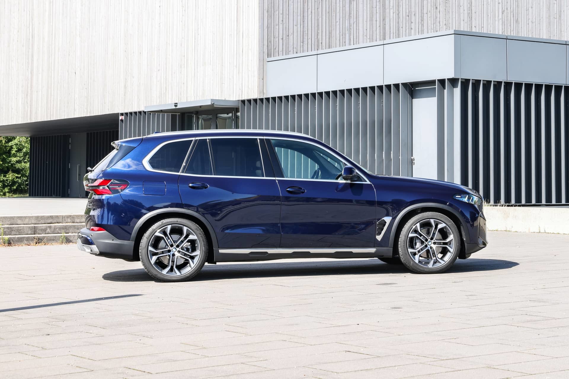 Vista lateral del BMW X5 mostrando su diseño aerodinámico.