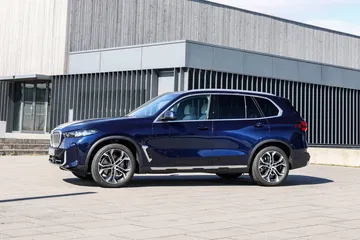 Vista lateral BMW X5 revelando su perfil elegante y deportivo.