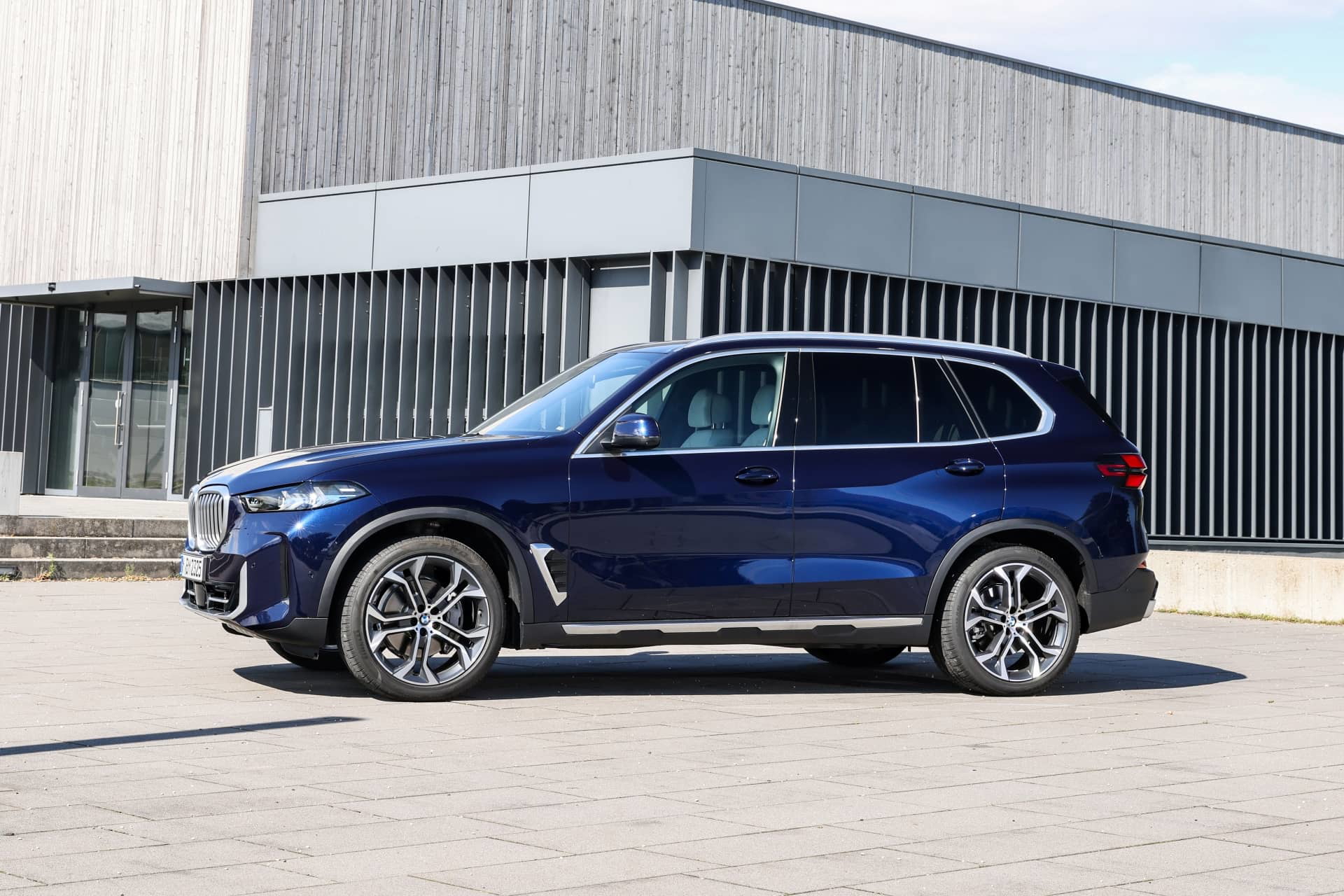Vista lateral BMW X5 revelando su perfil elegante y deportivo.