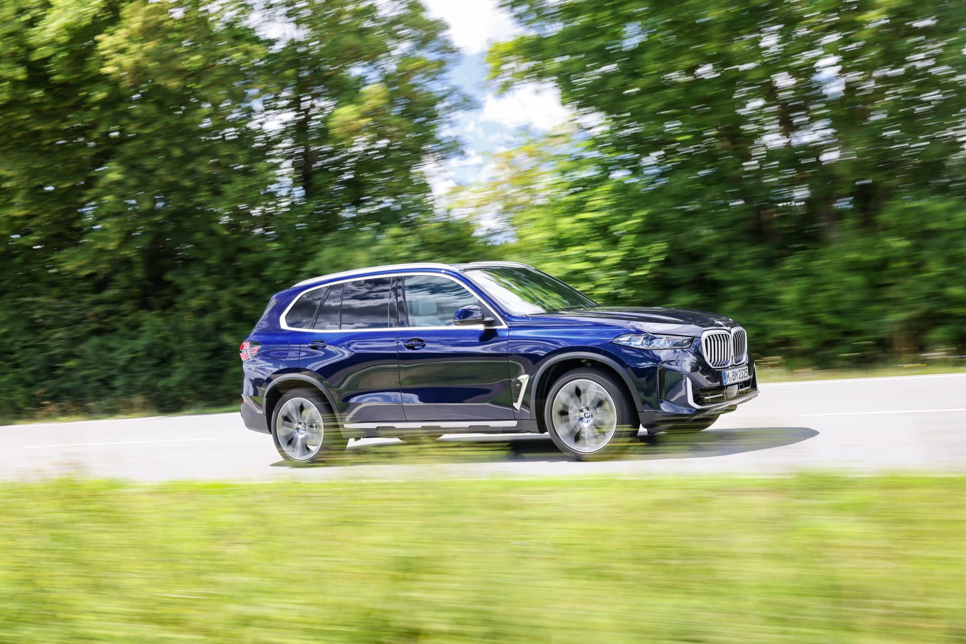 BMW X5 en una toma lateral que destaca su diseño aerodinámico y robusto.