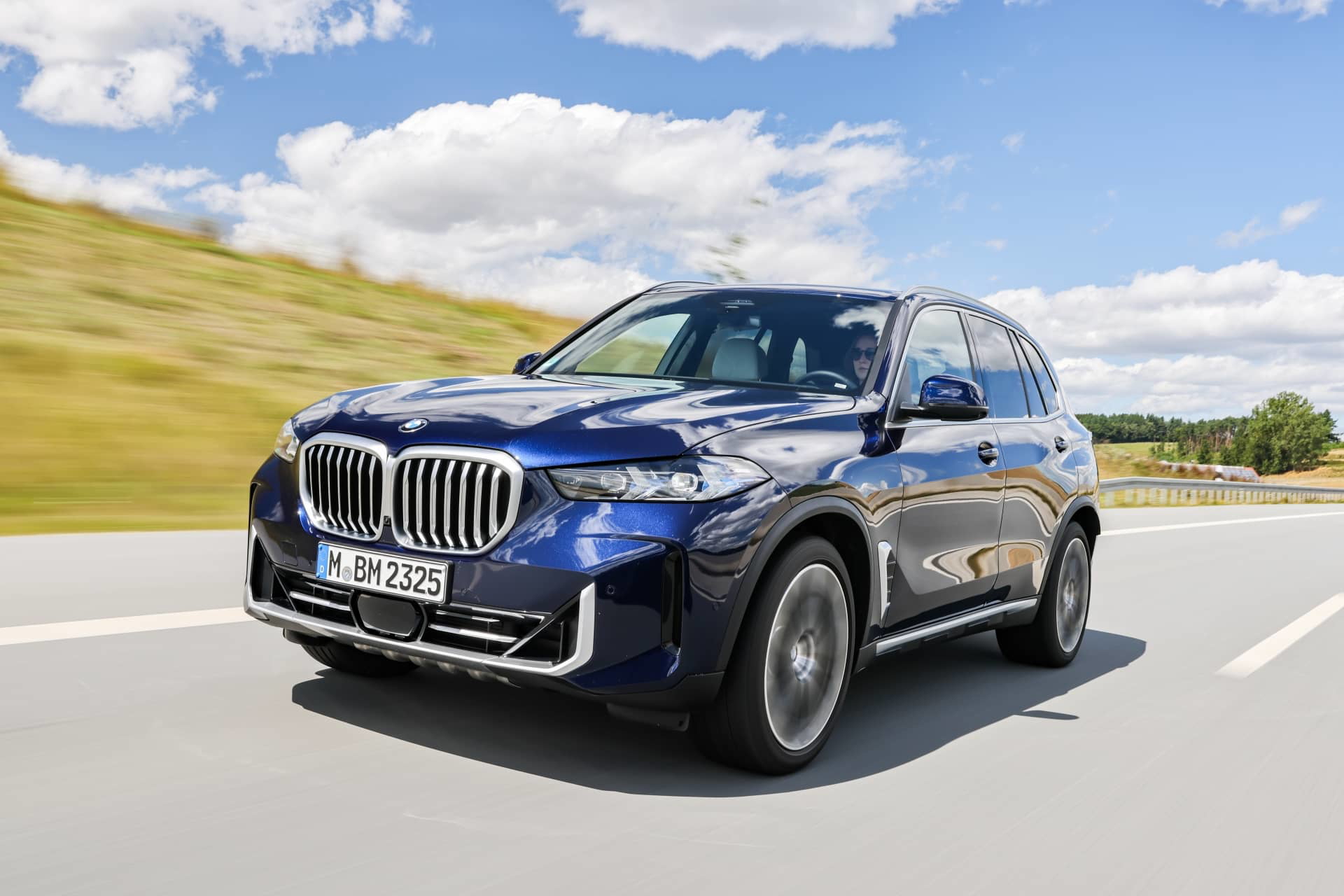 Vista lateral del BMW X5 en movimiento, mostrando línea y diseño dinámicos.