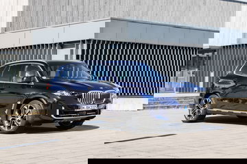 BMW X5 mostrando su diseño lateral y llantas elegantes.
