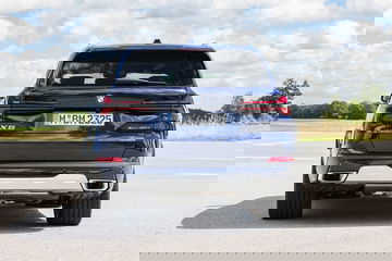 Vista trasera del BMW X5 destacando su diseño de luces y parachoques.