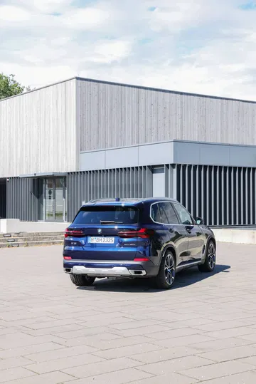 Vista posterior y lateral del BMW X5, mostrando su diseño y línea exterior.