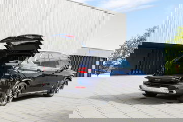 BMW X5 mostrando su diseño elegante desde una perspectiva trasera y lateral.