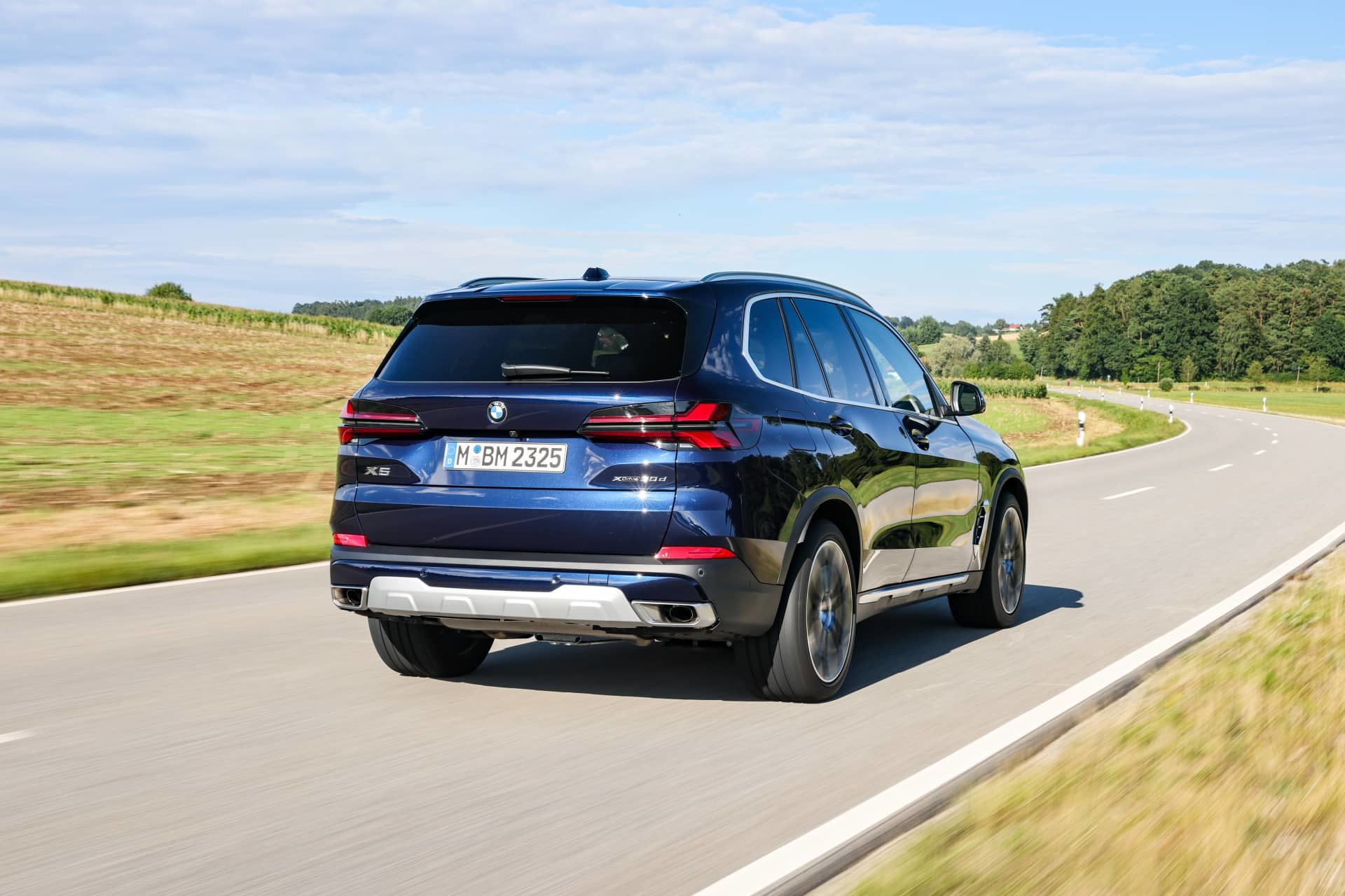 BMW X5 mostrando su diseño robusto y elegante desde una vista trasera lateral