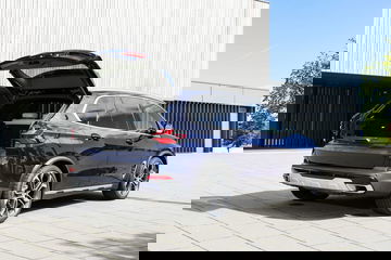 BMW X5 mostrando su diseño trasero y lateral en detalle.
