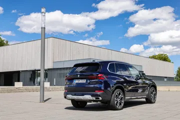 BMW X5 mostrando su diseño posterior y línea lateral elegante
