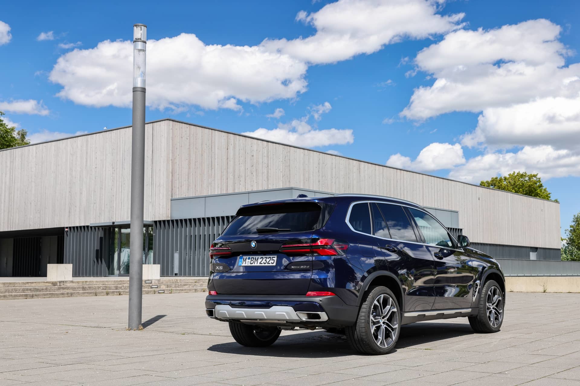 BMW X5 mostrando su diseño posterior y línea lateral elegante